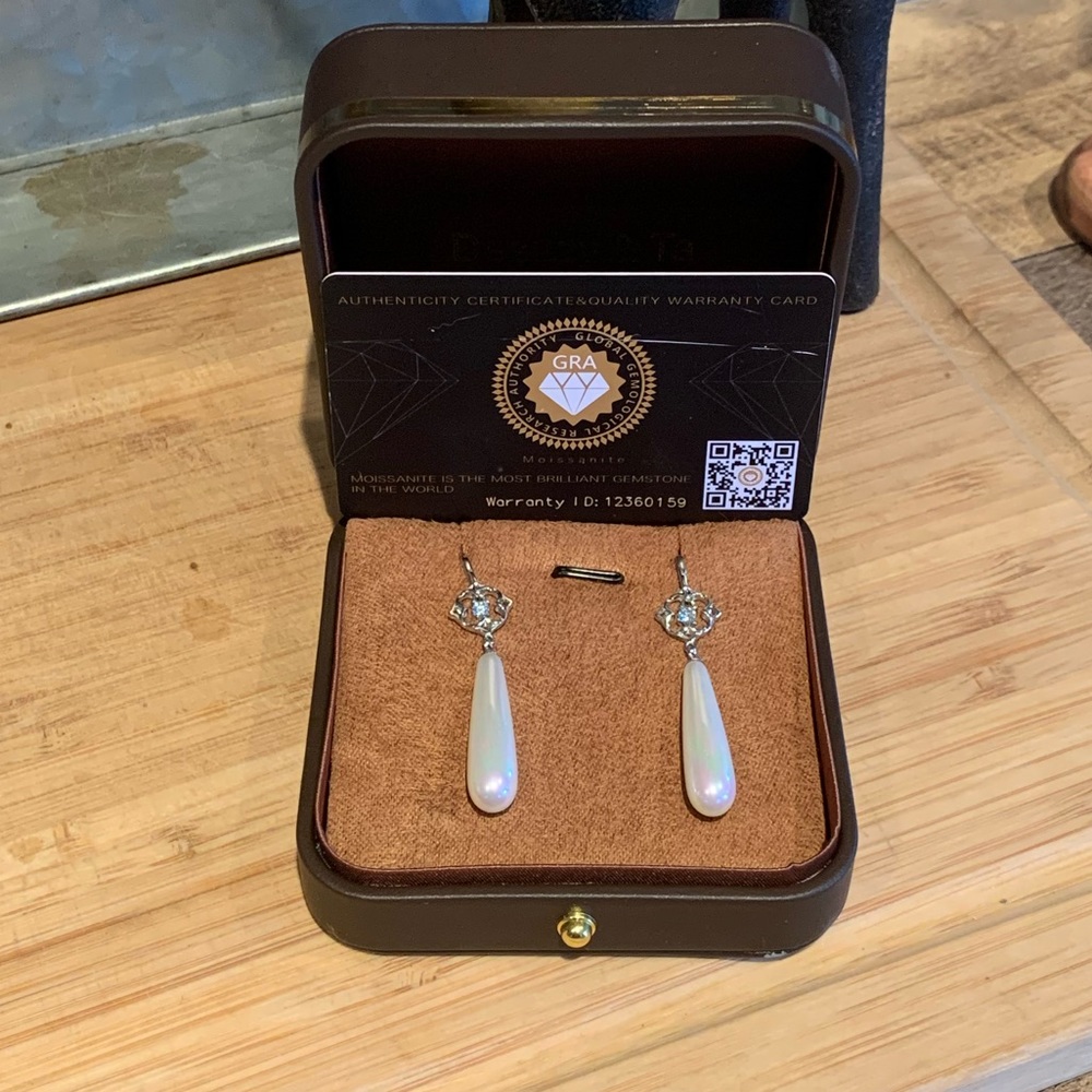 Beautiful Fresh Water Gradient Pearl and Moissanite earrings